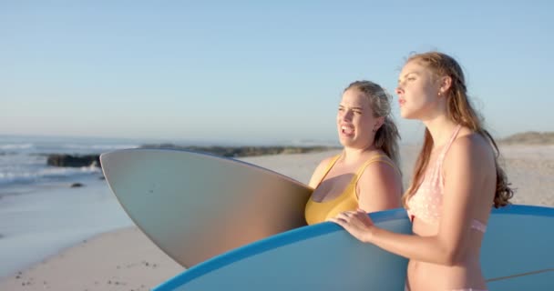 Two Young Caucasian Women Stand Sunny Beach Copy Space Holding — Stock Video