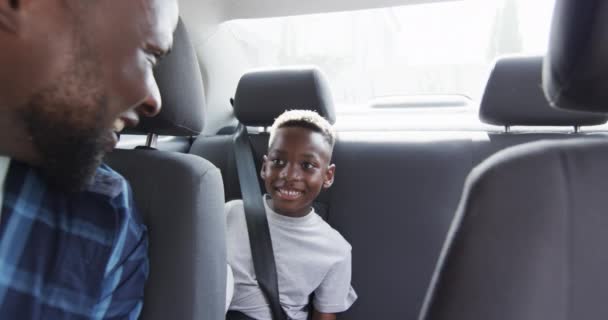 Afro Americano Pai Alta Cinco Para Filho Carro Com Espaço — Vídeo de Stock