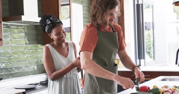 Diversa Pareja Una Joven Afroamericana Joven Caucásico Cocinando Juntos Casa — Vídeo de stock