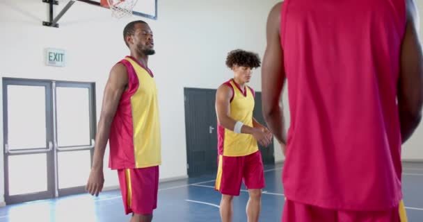 年轻的非洲裔美国人在比赛前伸出手来 学校体育馆里的队友们准备篮球练习 慢动作 — 图库视频影像