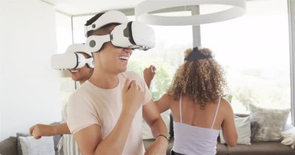 Jóvenes Asiáticos Birraciales Disfrutan Los Juegos Realidad Virtual Casa Los — Vídeo de stock