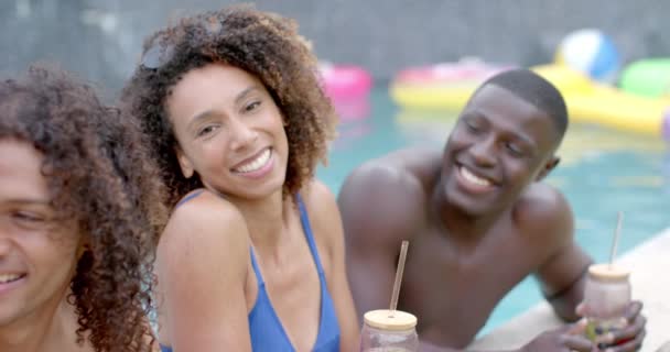 Çift Irklı Kadın Afrikalı Amerikalı Erkek Havuz Partisinin Tadını Çıkarıyorlar — Stok video