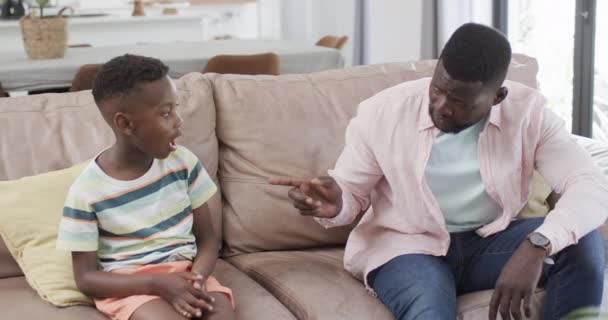 Padre Hijo Afroamericanos Sientan Juntos Sofá Casa Comparten Momento Unión — Vídeo de stock