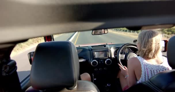 Mulher Branca Jovem Dirigindo Carro Dia Ensolarado Uma Viagem Carro — Vídeo de Stock