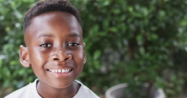 Niño Afroamericano Sonríe Brillantemente Aire Libre Con Espacio Copia Expresión — Vídeos de Stock