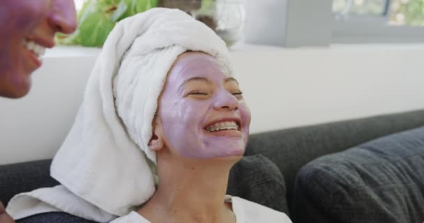 Jovem Mulher Biracial Goza Uma Máscara Facial Casa Relaxamento Rotina — Vídeo de Stock