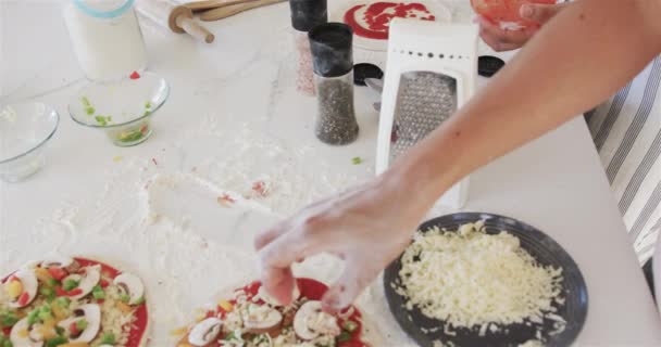 手は家庭のキッチンでピザのトッピングを準備します 料理シーンは 自家製の料理の喜びをキャプチャします スローモーション — ストック動画