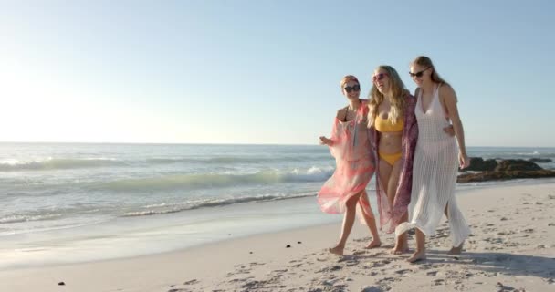 Trzy Młode Kobiety Cieszą Się Słonecznym Dniem Plaży Spacerują Piasku — Wideo stockowe