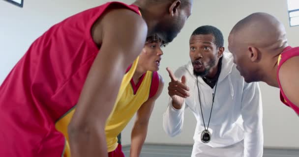 非裔美国人教练指导年轻的黑人和非裔美国人运动员 篮球比赛暂停 慢动作时强调策略和团队精神 — 图库视频影像