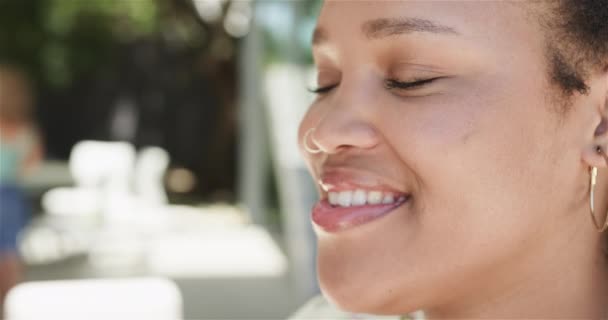 Close Uma Jovem Mulher Biracial Sorrindo Livre Com Espaço Cópia — Vídeo de Stock
