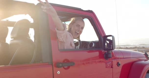 Young Caucasian Woman Enjoys Sunny Beach Drive Red Jeep Road — Stock Video
