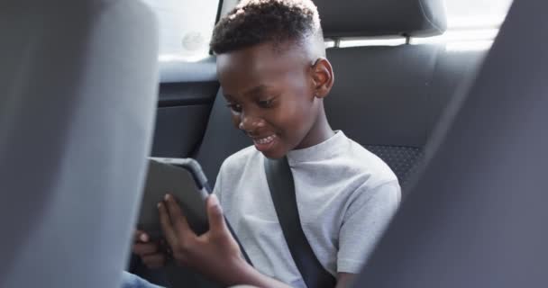 Αφροαμερικάνος Απολαμβάνει Ένα Τάμπλετ Στο Πίσω Κάθισμα Ενός Αυτοκινήτου Ασχολείται — Αρχείο Βίντεο