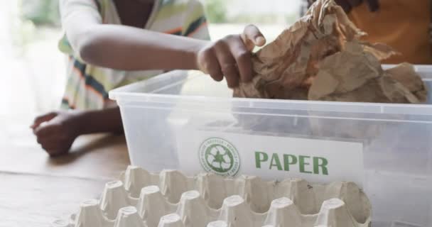 Menino Afro Americano Aprende Sobre Reciclagem Casa Engajando Uma Atividade — Vídeo de Stock