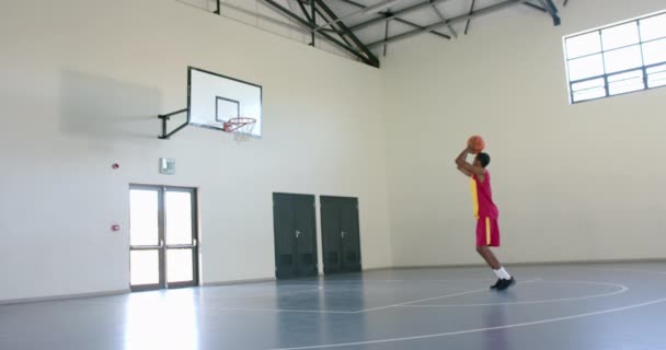 Afroamerikaner Spielt Basketball Innenräumen Übt Seine Schießkünste Auf Einem Innenplatz — Stockvideo