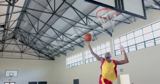 Afro Amerikaanse Man Die Basketbal Speelt Binnen Met Kopieerruimte Hij — Stockvideo