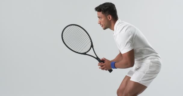 Giovane Uomo Biraciale Pronto Colpire Una Palla Tennis Con Spazio — Video Stock
