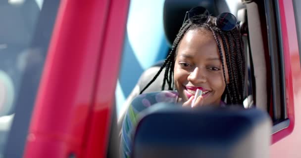 Tânără Afro Americană Aplică Rujul Mașină Într Călătorie Spațiu Copiere — Videoclip de stoc