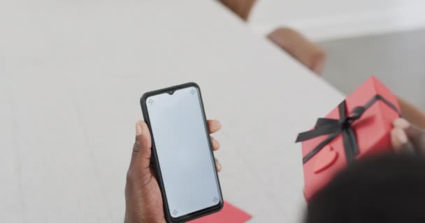 Afroamerikaner Hält Bei Einem Videoanruf Hause Ein Smartphone Und Eine — Stockvideo