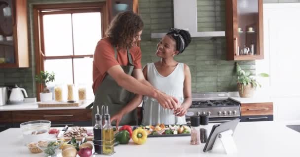 Genç Çift Modern Bir Mutfağında Birlikte Yemek Pişiriyor Sağlıklı Ağır — Stok video