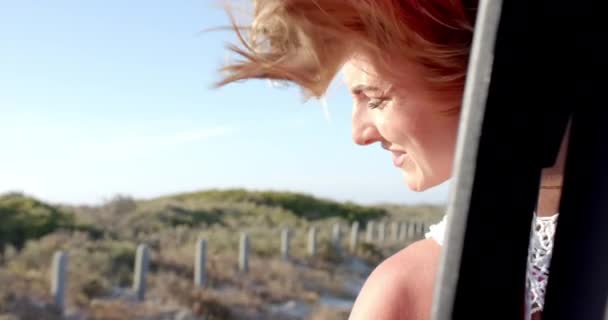 코카서스 공간으로 여행에 햇볕이 모험을 즐긴다 그녀의 표현은 슬로우 모션에서 — 비디오