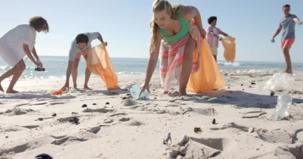 Различные Добровольцы Убирают Пляж Копировальным Пространством Группа Демонстрирует Экологическую Ответственность — стоковое видео