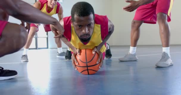Mladý Afroameričan Dělá Kliky Basketbalu Vnitřním Hřišti Spoluhráči Odpovídajících Uniformách — Stock video