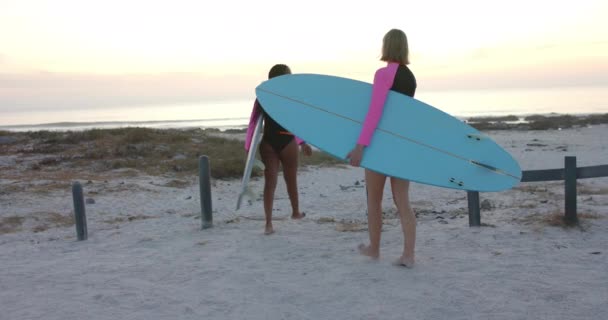 Surfer Loopt Naar Oceaan Bij Zonsondergang Met Kopieerruimte Scène Vangt — Stockvideo