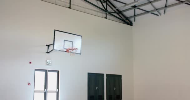 Ein Indoor Basketballkorb Ist Einer Weißen Wand Einer Turnhalle Montiert — Stockvideo