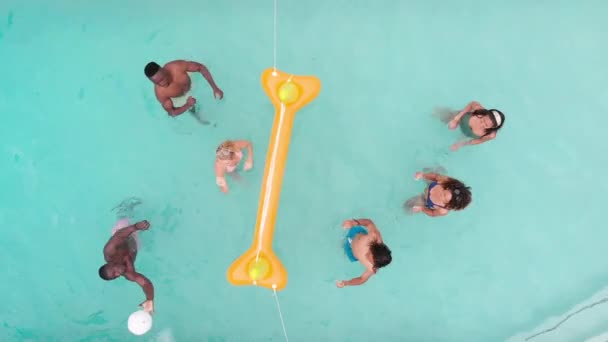 Çeşitli Gruplar Fotokopi Alanı Olan Havuz Günlerinin Tadını Çıkarıyorlar Arkadaşlar — Stok video