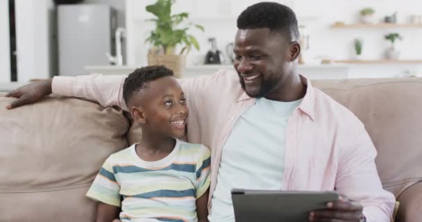 Ayah Dan Anak Afrika Amerika Tersenyum Dalam Suasana Rumah Mereka — Stok Video