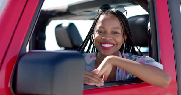 Mulher Afro Americana Sorri Uma Janela Carro Uma Viagem Carro — Vídeo de Stock