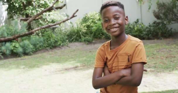 Niño Afroamericano Sonríe Con Confianza Aire Libre Con Espacio Para — Vídeo de stock