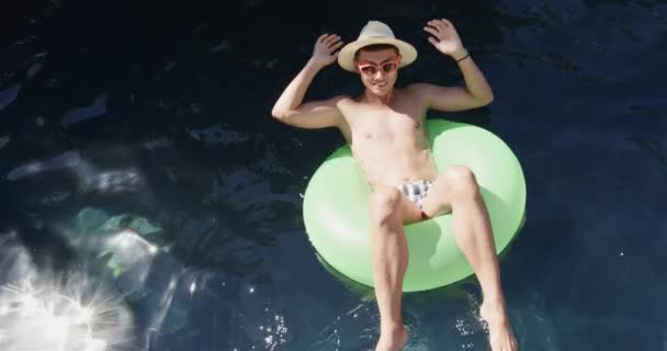 Joven Disfruta Relajante Día Flotando Una Piscina Con Espacio Para — Vídeos de Stock