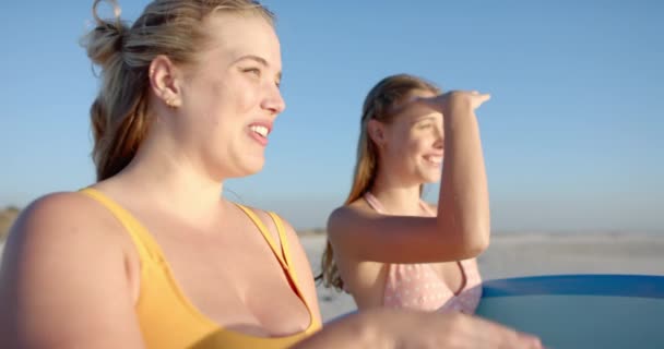 Δύο Νεαρές Λευκές Γυναίκες Γελάνε Μια Ηλιόλουστη Παραλία Χαρούμενη Αλληλεπίδρασή — Αρχείο Βίντεο