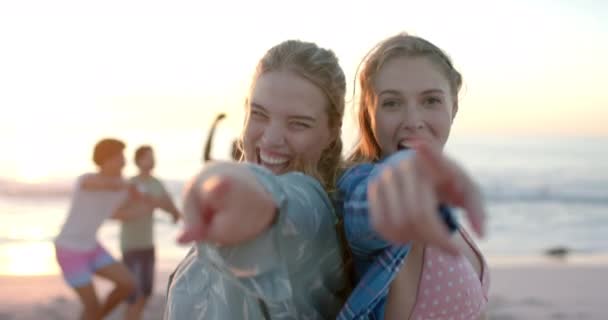 Duas Jovens Mulheres Caucasianas Desfrutam Momento Lúdico Praia Uma Festa — Vídeo de Stock