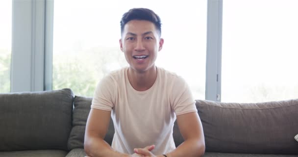 Jovem Asiático Senta Confortavelmente Casa Videochamada Sua Pose Casual Comportamento — Vídeo de Stock