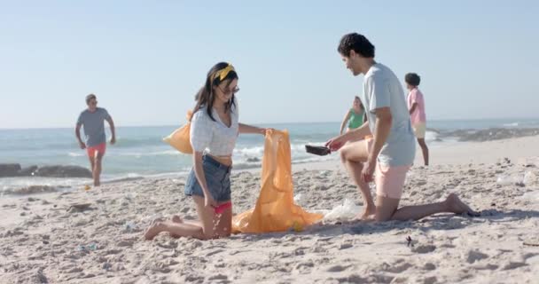 Различные Молодые Люди Участвуют Уборке Пляжа Собирая Мусор Добровольцы Работают — стоковое видео
