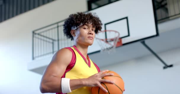 Mladý Míšenec Pózuje Basketbalovém Hřišti Sebevědomí Svítí Když Drží Míč — Stock video