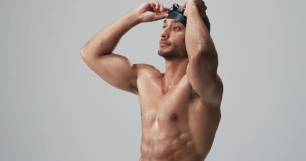 年轻的运动员游泳运动员调整他的游泳护目镜 当他准备游泳 慢动作时 他的注意力和决心是显而易见的 — 图库视频影像