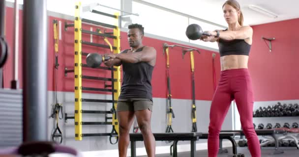 Adapter Divers Exercices Couple Une Salle Gym Avec Kettlebells Ils — Video