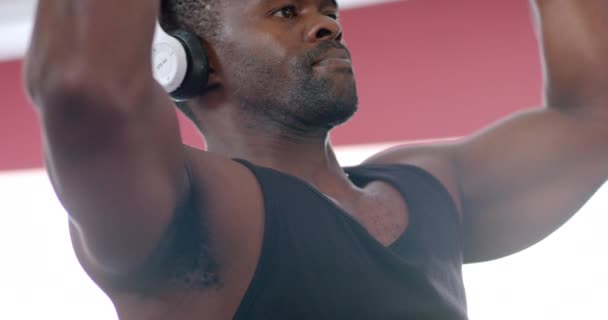 아프리카계 미국인 체육관에서 무게를 루틴은 피트니스 슬로우 모션을 — 비디오