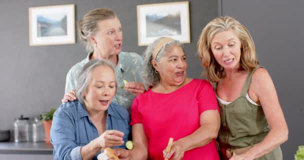高级不同的妇女群体一起在家里做饭 然后是沙拉 当他们从事健康的烹饪活动 慢动作时 他们分享着快乐的时刻 — 图库视频影像