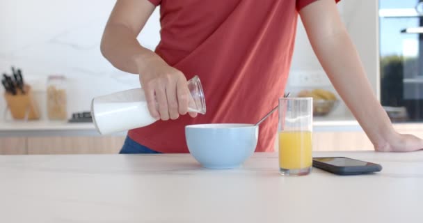 Personen Häller Mjölk Skål Flingor Vid Köksbänk Hälsosam Frukost Setup — Stockvideo
