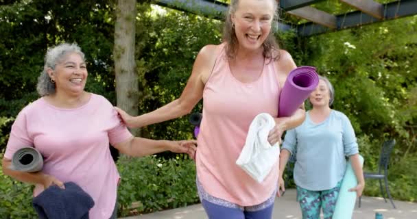 Donna Anziana Biraciale Porta Tappetino Yoga All Aperto Sta Lasciando — Video Stock