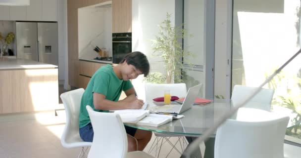 Teenage Asijské Chlapec Studuje Notebooku Moderním Kuchyňském Stole Jeho Zaměření — Stock video