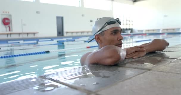 Jonge Biraciale Mannelijke Atleet Zwemmer Rust Aan Rand Van Het — Stockvideo