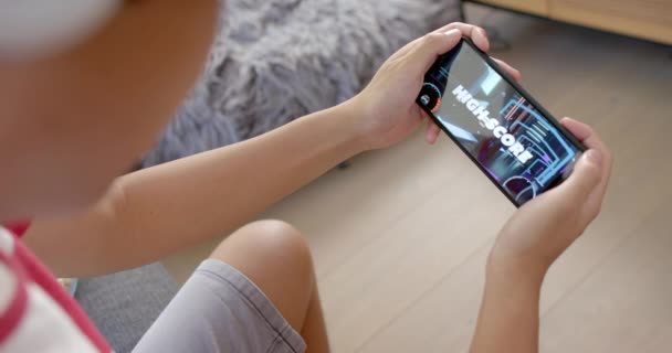Tonårspojken Från Asien Spelar Ett Spel Sin Smartphone Hemma Han — Stockvideo