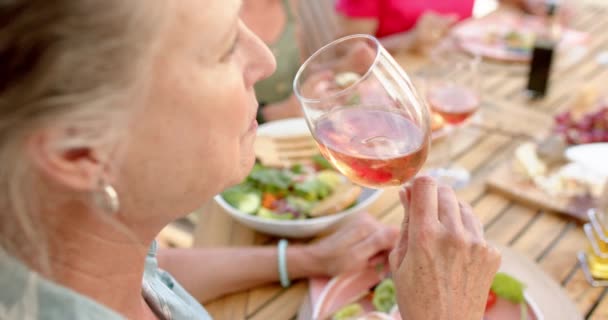 Donna Anziana Biraciale Gode Bicchiere Vino Tavolo Pranzo All Aperto — Video Stock