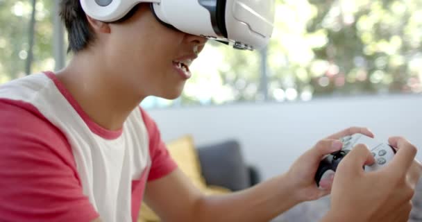 Tiener Aziatische Jongen Geniet Van Een Virtual Reality Spel Thuis — Stockvideo