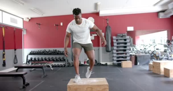 Fit Afroamerikaner Führt Eine Step Übung Der Turnhalle Seine Workout — Stockvideo